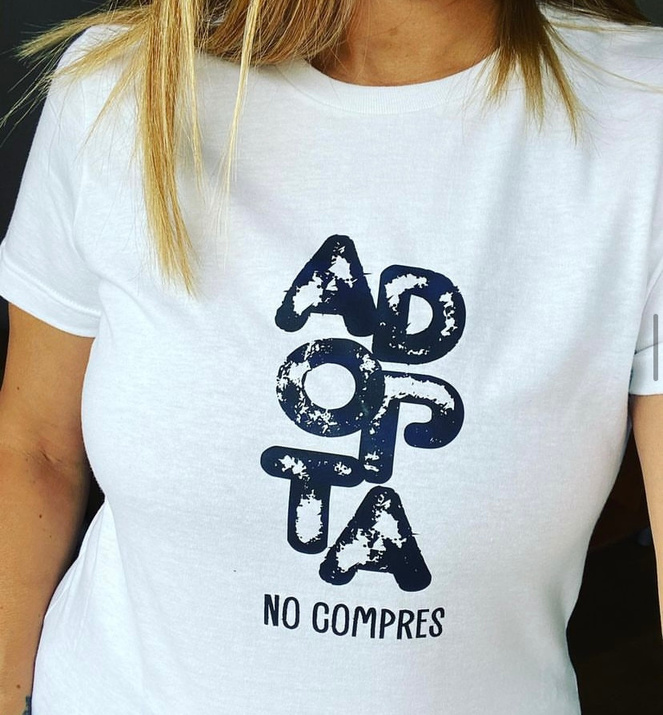 Playera Adopta no compres · Blanco · Foto 1